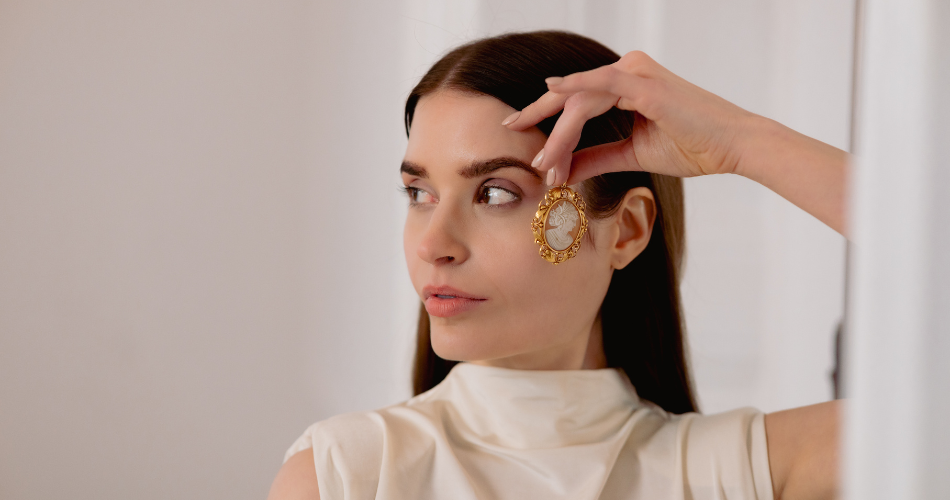 Biżuteria antyczna - kobieta z zawieszką