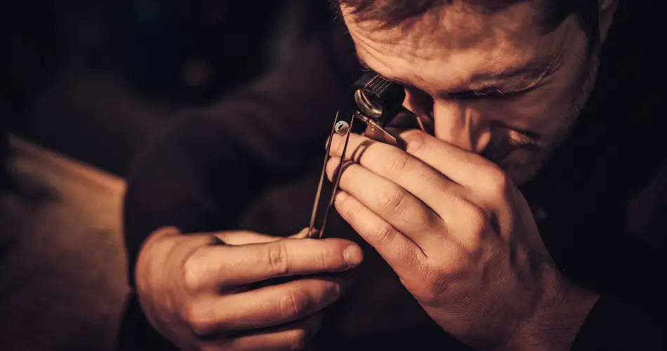 badanie biżuterii pod lupą