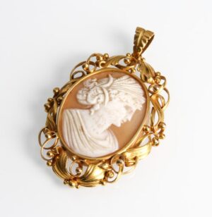 Zawieszka antyczna z kameą – złoto 14 k, lata 20./30.