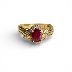 Pierścionek z rubinem i diamentami